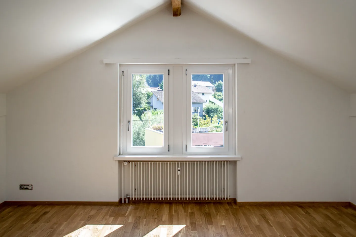 Baumann Schmid Architekten Sanierung Badhausstrasse Ittigen Dachgeschoss Wohnzimmer